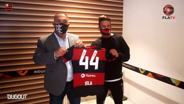  Mauricio Isla arrives in Rio to be a Flamengo player